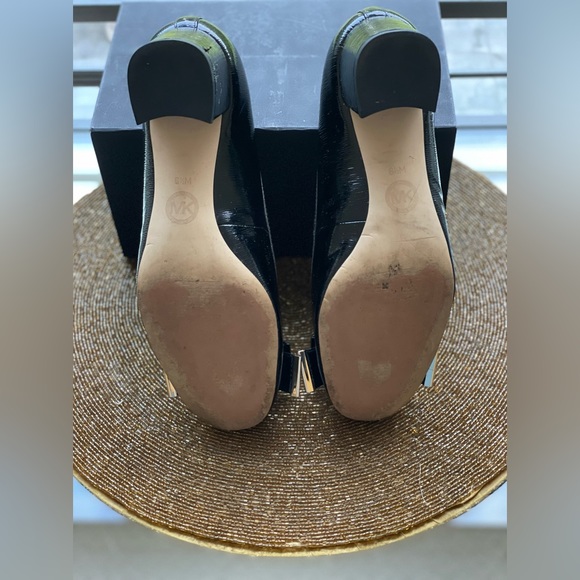 Michael Kors Kiera Mid Patent Leather Bow
Pumps Black. - Picture 10 of 11